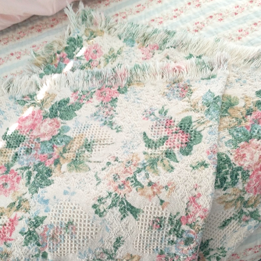 Vintage Look Throw, Excellent Condition, 46" X 55"